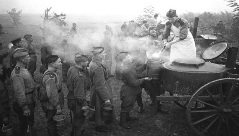 جنود سوفيت يصطفون للحصول على وجباتهم- أرشيفية