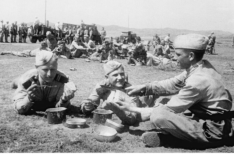 جنود سوفيت يصطفون للحصول على وجباتهم- أرشيفية