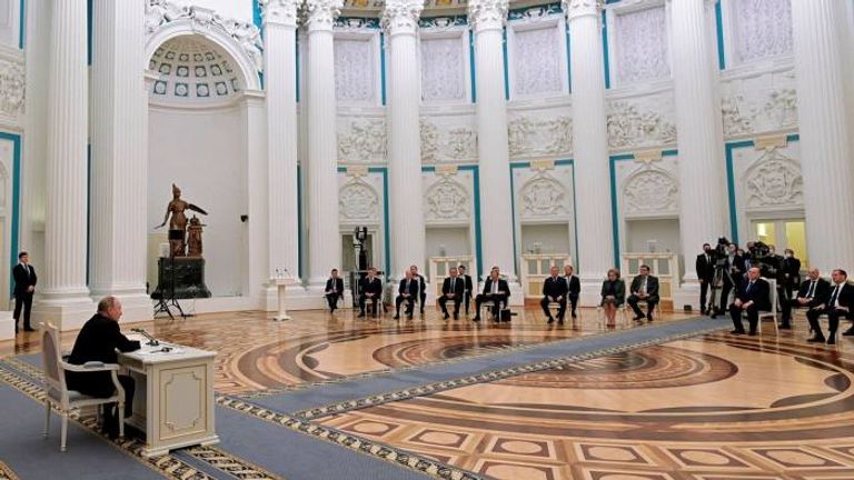 بوتين خلع ساعته خلال اجتماع مجلس الأمن القومي الروسي