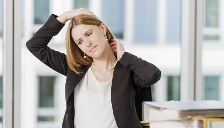 معظم آلام الرقبة ترتبط بالجلوس الطويل إلى الكمبيوتر