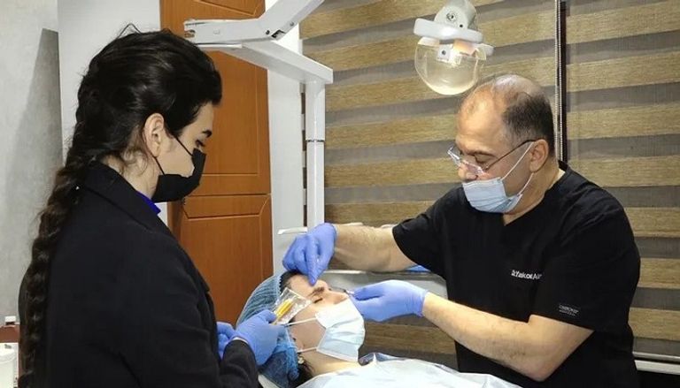 عملية تجميلية في إحدى العيادات المختصة- أرشيفية