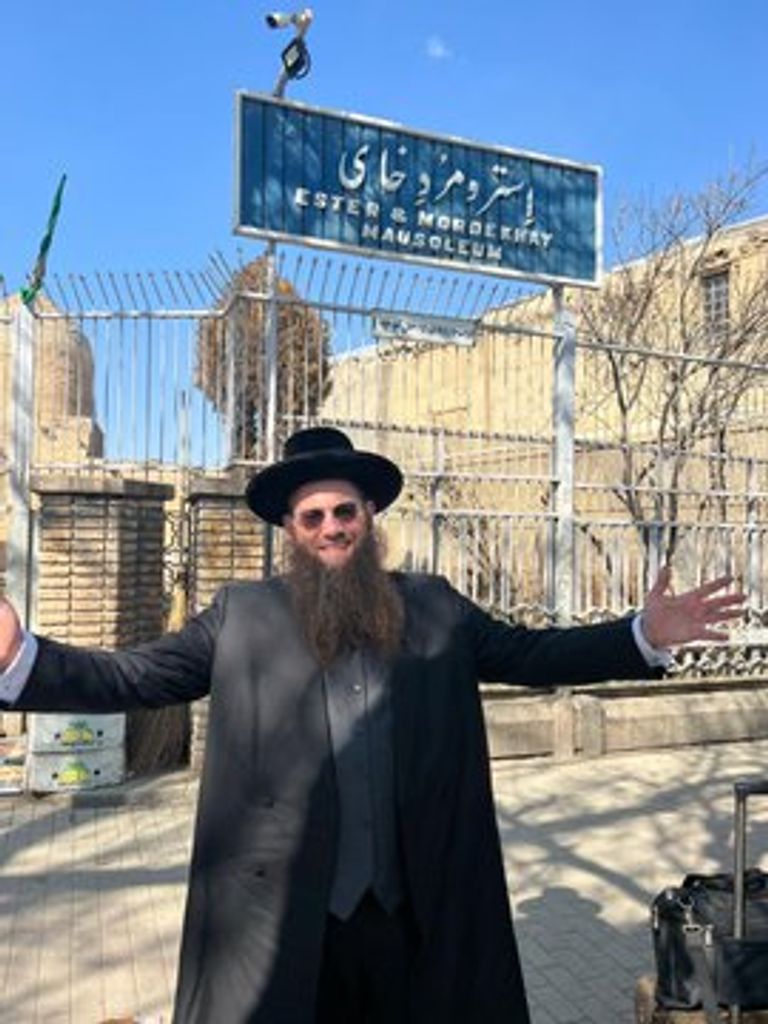 الحاخام الإسرائيلي عند قبر 