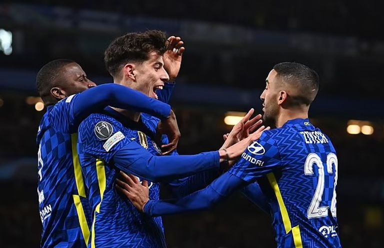 زياش وهافيرتز يحتفلان بهدف تشيلسي الأول محمد صلاح وحكيم زياش