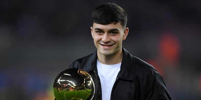 بيدري يحمل جائزة الفتى الذهبي بايرن ميونخ ضد برشلونة