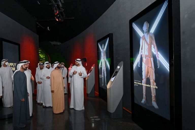 الشيخ محمد بن راشد آل مكتوم يطلّع على تجارب متحف المستقبل