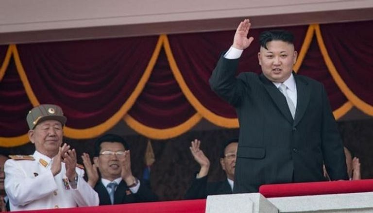 الزعيم كيم إيل سونج (يسار) مع نجله وخليفته كيم جونج إيل