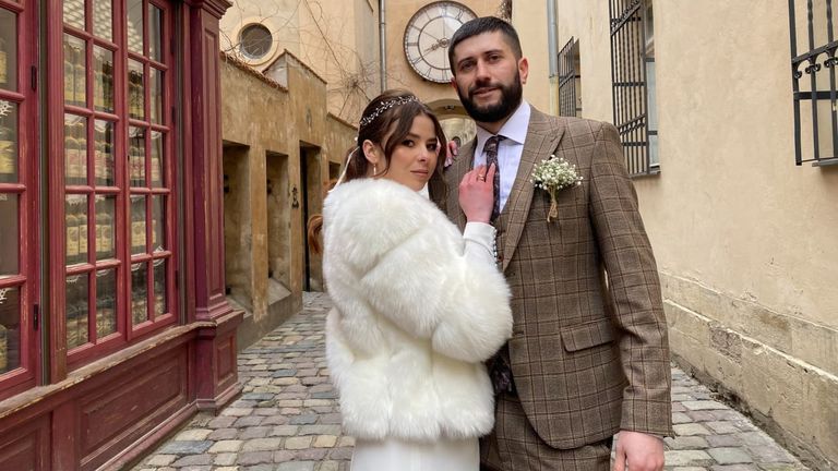 أندريا وإيرا في صور الزفاف 