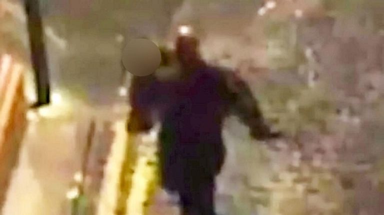 صورة نشرتها وسائل إعلام بريطانية للمجرم وهو يحمل ضحيته 