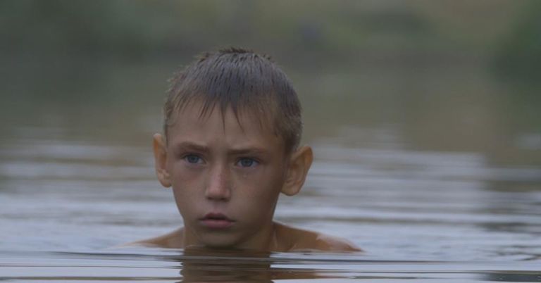 مشهد فيلم The Distant Barking of Dogs