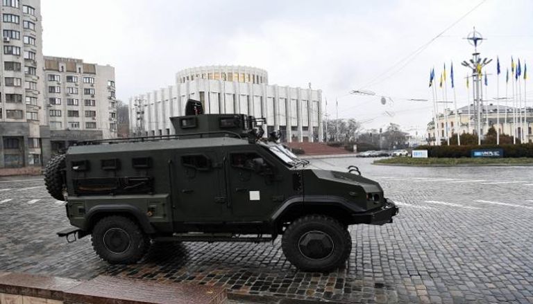 عربة عسكرية في وسط مدينة كييف الأوكرانية