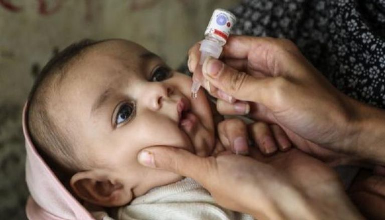 طفل يتلقى جرعة ضد مرض شلل الأطفال