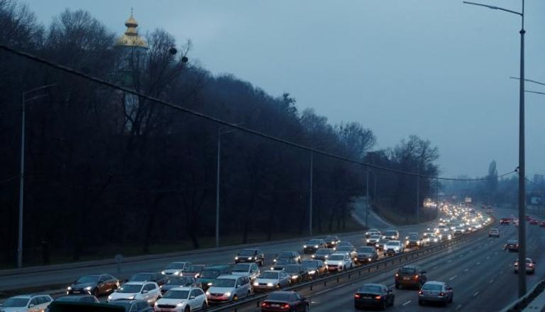 سيارات تغادر كييف عقب انطلاق العملية العسكرية الروسية