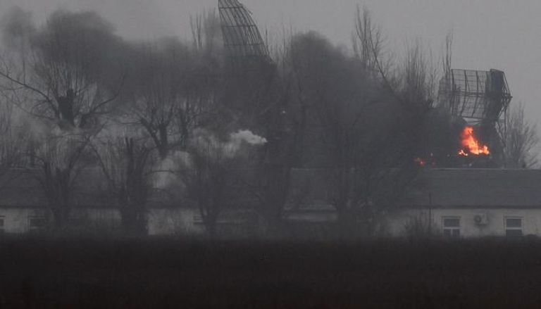 دخان يتصاعد من منشأة عسكرية أوكرانية شرقي البلاد