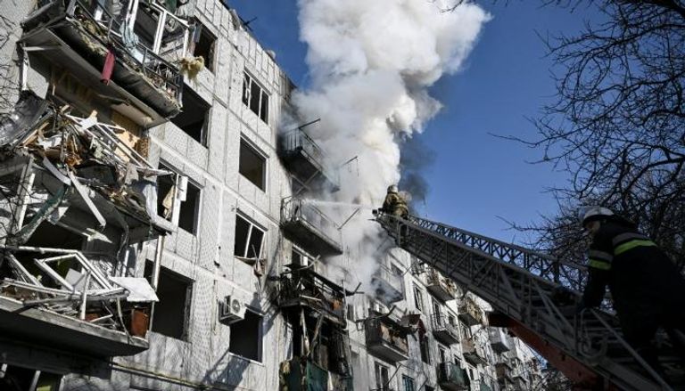 دخان يتصاعد من أحد الأنبية شرق أوكرانيا