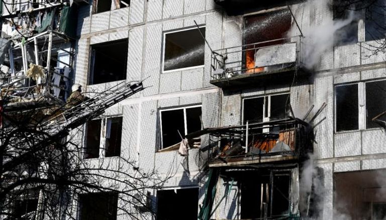 آثار القصف على أحد المباني الأوكرانية