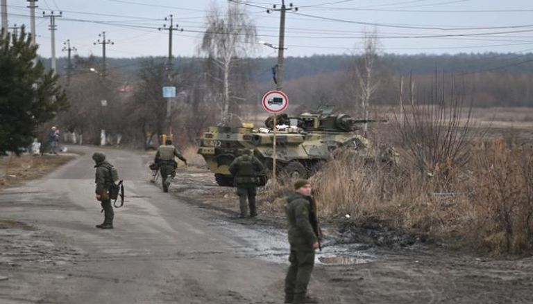 جنود أوكرانيون قرب مدرعة - أ.ف.ب