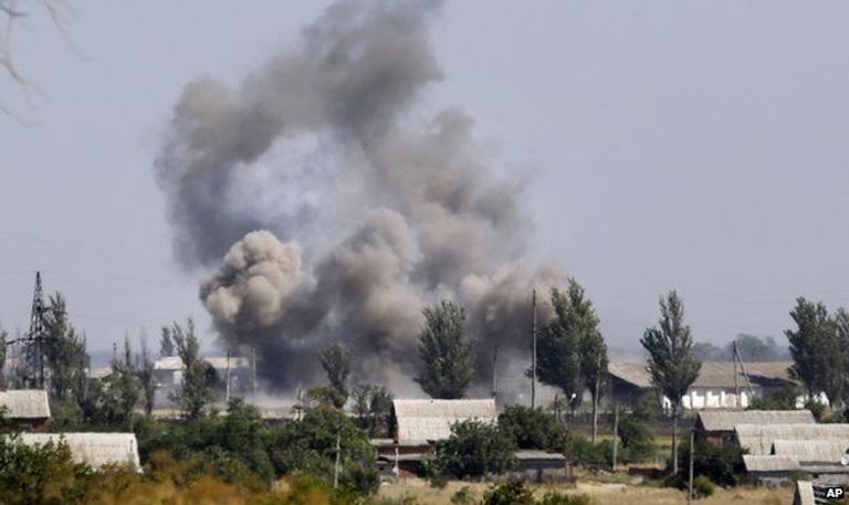 القصف الروسي على أوكرانيا جنود أوكرانيون يغلقون طريقا في كييف - أ.ف.ب