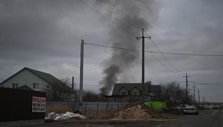 الدخان يتصاعد قرب بلدة هوستوميل ومطار أنتونوف شمال غرب كييف (أ.ف.ب)