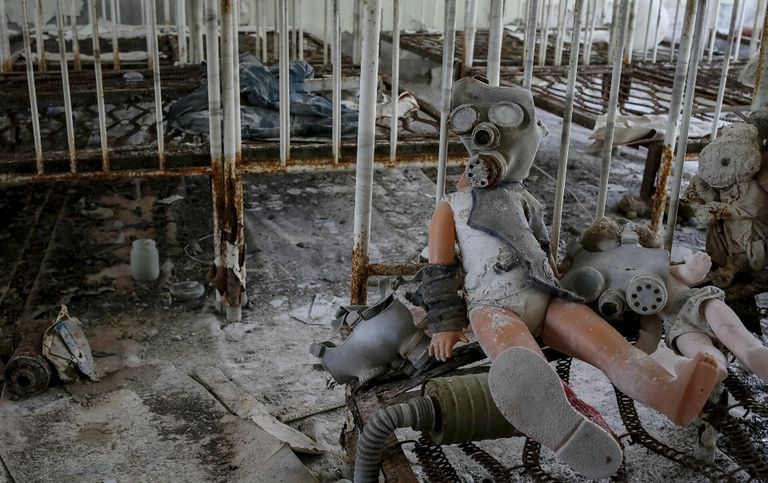 جنود أوكرانيون في محيط محطة تشرنوبل للطاقة النووية