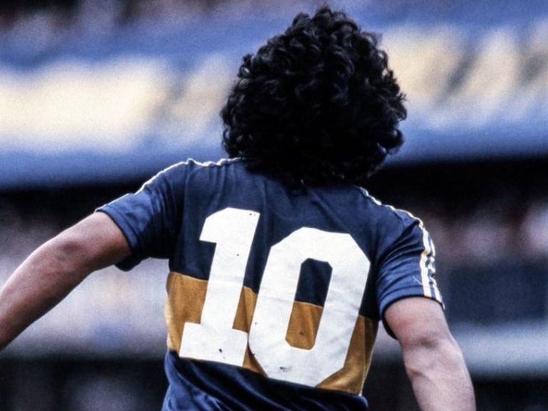 دييجو مارادونا بقميص بوكا جونيورز