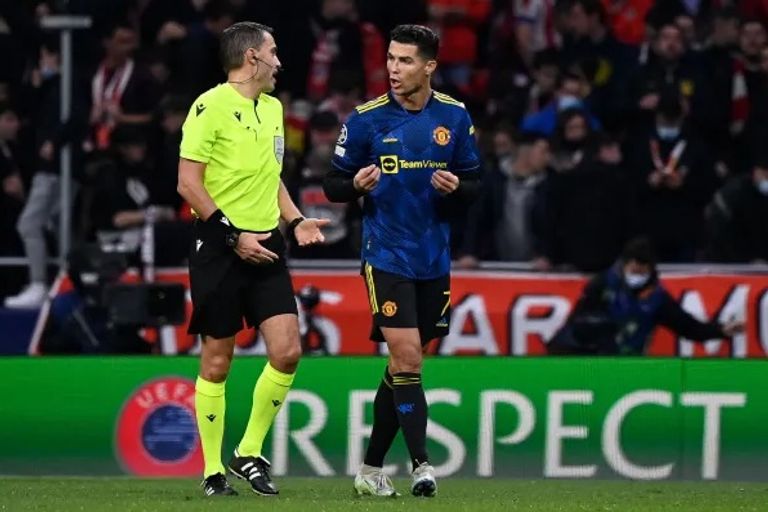 رونالدو يتحدث للحكم