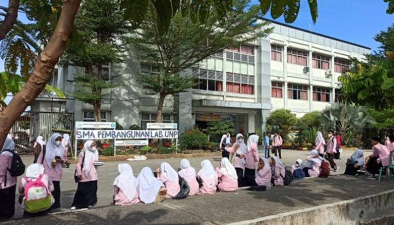إجلاء طلاب المدارس الابتدائية بعد زلزال بإندونيسيا