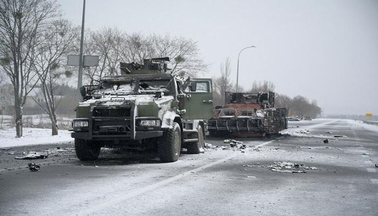 آليات عسكرية مدمرة على طريق بمدينة خاركيف- رويترز