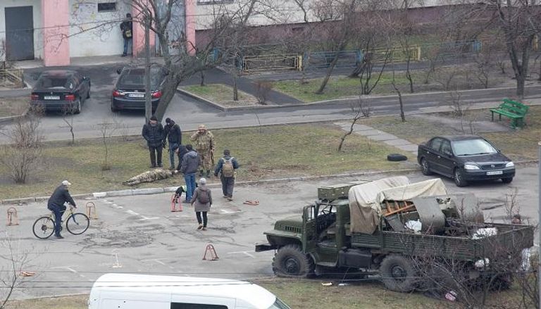 جندي أوكراني على الأرض جراء الإصابة