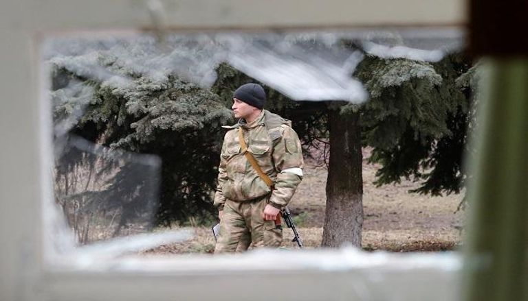 جندي روسي يتابع الموقف قرب كييف