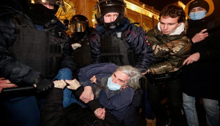 الشرطة الروسية تعتقل مشاركين باحتجاجات مناهضة للحرب على أوكرانيا