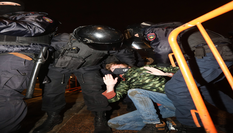 الشرطة الروسية تعتقل مشاركين باحتجاجات مناهضة للحرب على أوكرانيا