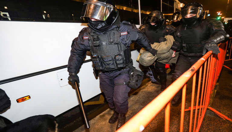 الشرطة الروسية تعتقل مشاركين باحتجاجات مناهضة للحرب على أوكرانيا