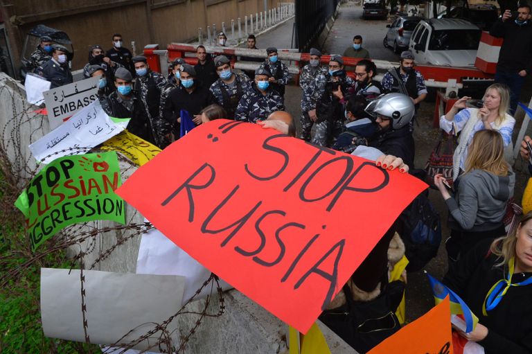 احتجاج للجالية الأوكرانية في لبنان أما سفارة بلادهم جانب من تحرك الجالية الأوكرانية أمام سفارة روسيا في بيروت