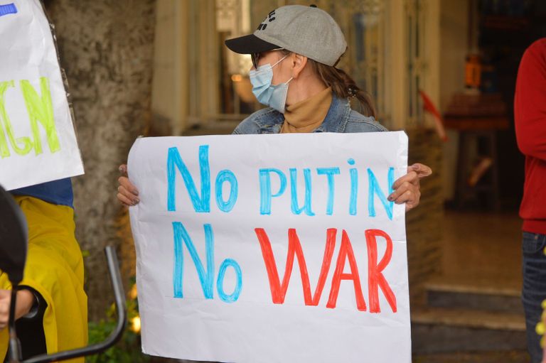 احتجاج للجالية الأوكرانية في لبنان أما سفارة بلادهم جانب من تحرك الجالية الأوكرانية أمام سفارة روسيا في بيروت