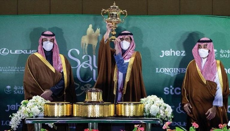 الأمير سعود بن سلمان بن عبدالعزيز يرفع الكأس