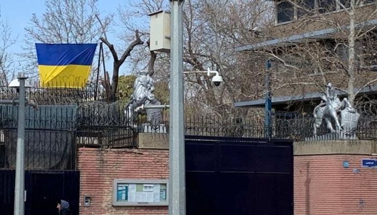 علم أوكرانيا على سفارة بريطانيا في طهران