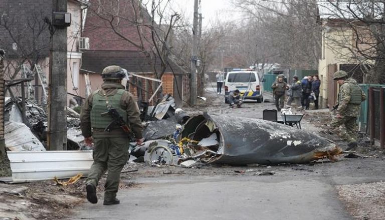 جنود حول حطام طائرة عسكرية في كييف