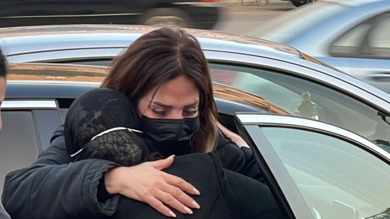 الفنانة أمل رزق خلال تشييع جثمان والدتها