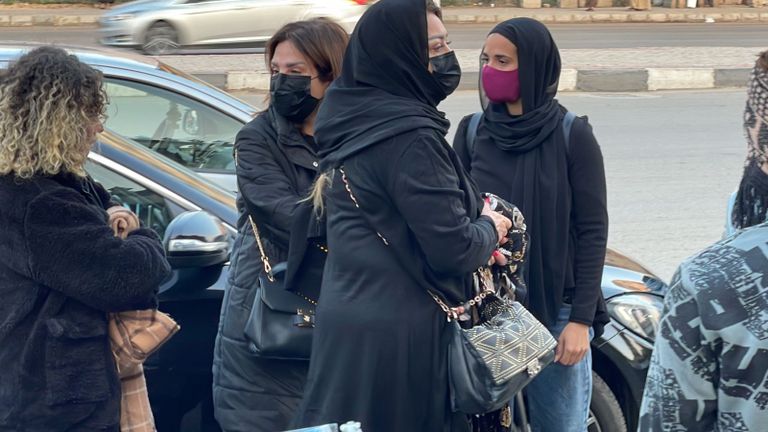 الفنانة أمل رزق خلال تشييع جثمان والدتها