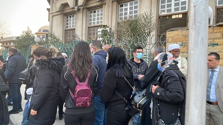 الفنانة أمل رزق خلال تشييع جثمان والدتها