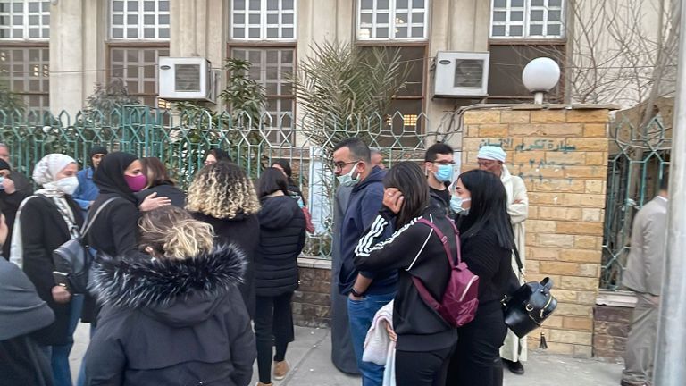 الفنانة أمل رزق خلال تشييع جثمان والدتها