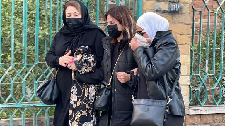 الفنانة أمل رزق خلال تشييع جثمان والدتها