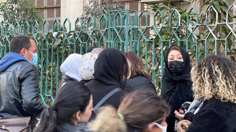 الفنانة أمل رزق خلال تشييع جثمان والدتها