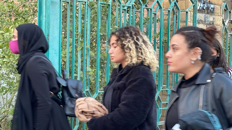 الفنانة أمل رزق خلال تشييع جثمان والدتها