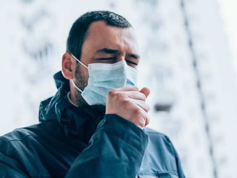 نتائج جديدة تلقي بظلال من الشك على دراسات سابقة قالت أن عدوى كورونا بدون أعراض تصل نسبتها إلى 50%  سيدة ترتدي كمامة للوقاية من كورونا