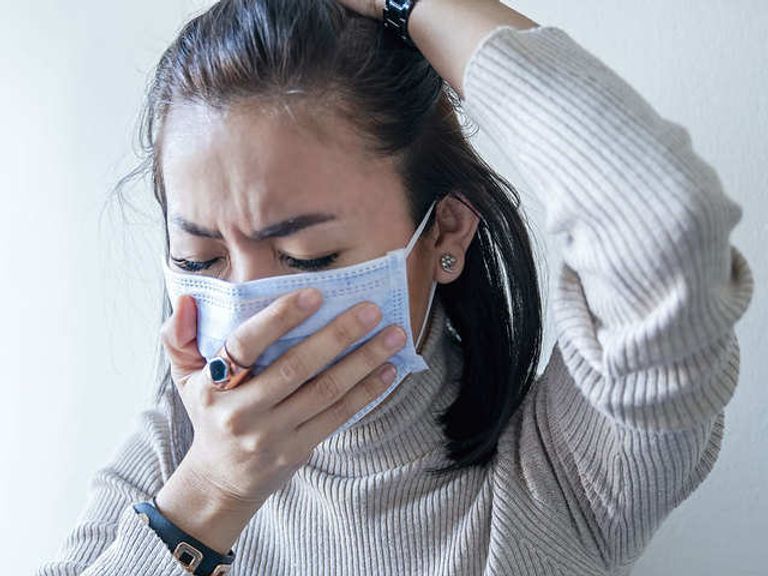 عدوى "كوفيد-19 عديمة الأعراض ليست شائعة سيدة ترتدي كمامة للوقاية من كورونا