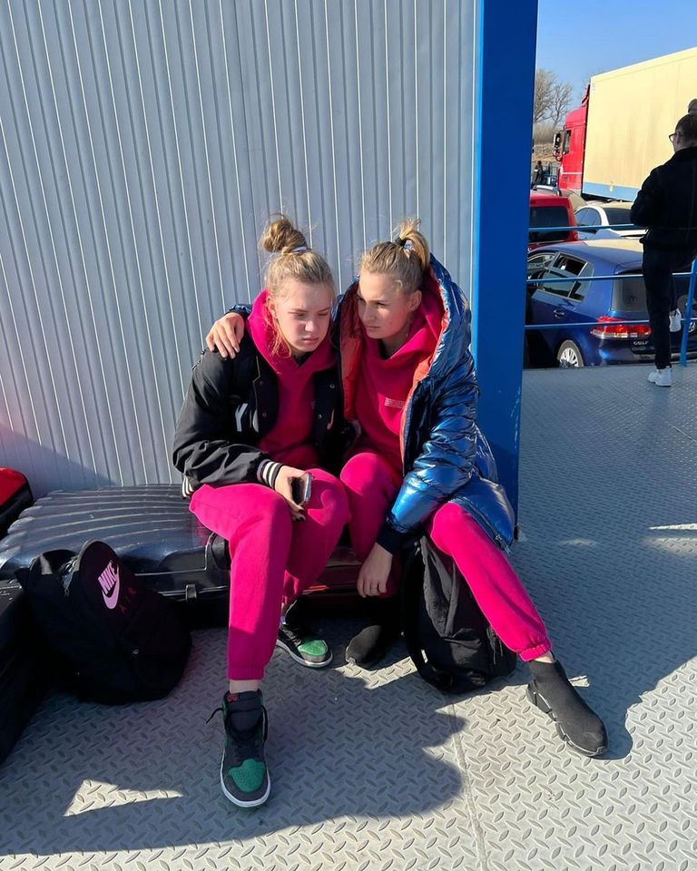 ديانا ياستريمسكا مع شقيقتها إيفانا