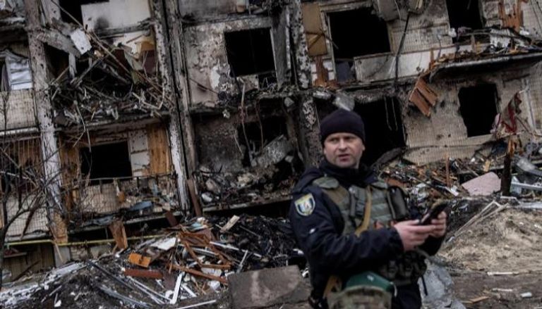 جندي أوكراني وفي الخلف آثار الدمار - أرشيفية