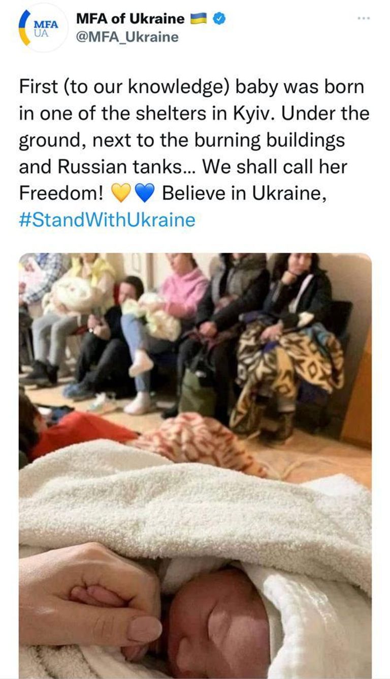 الرضيع الأوكراني يمسك بيد والدته في أحد الملاجئ