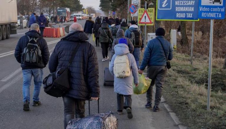 لاجئون أوكرانيون في طريقهم إلى خارج البلاد